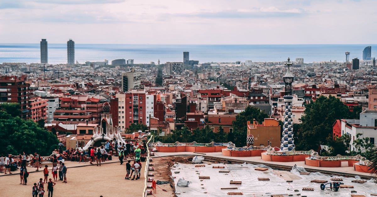 découvrez barcelone, une ville vibrante en espagne, célèbre pour son architecture unique, ses plages animées, sa délicieuse cuisine et sa riche culture. explorez les chefs-d'œuvre de gaudí, flânez sur la rambla et savourez des tapas tout en profitant de l'ambiance méditerranéenne.