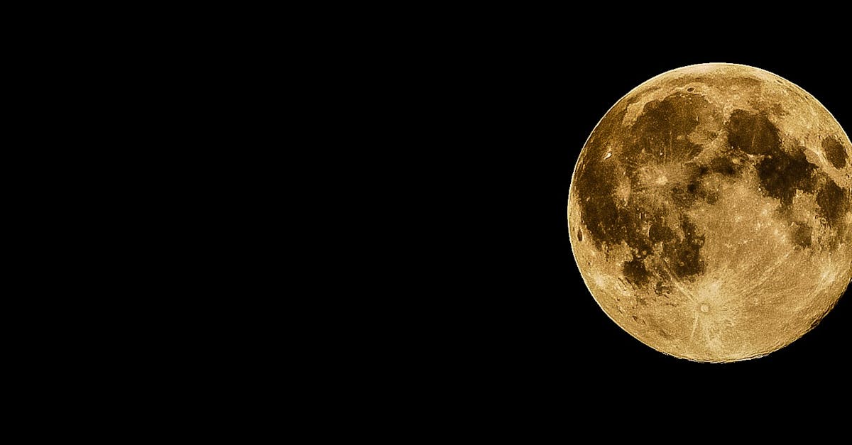 découvrez la magie de la pleine lune : ses effets envoûtants sur la nature, les croyances et les rituels qui l'entourent. explorez la beauté nocturne et les phénomènes fascinants liés à cet astre lumineux.
