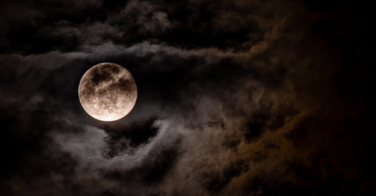 découvrez la magie de la pleine lune : ses mystères, son impact sur la nature et ses influences sur les émotions. profitez des nuits illuminées et des légendes qui l'entourent.