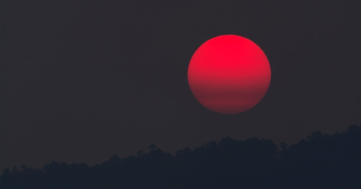 découvrez la magie de la pleine lune : un phénomène astral captivant qui illumine nos nuits et inspire mystère et sérénité. explorez ses effets sur la nature, les marées et notre bien-être.