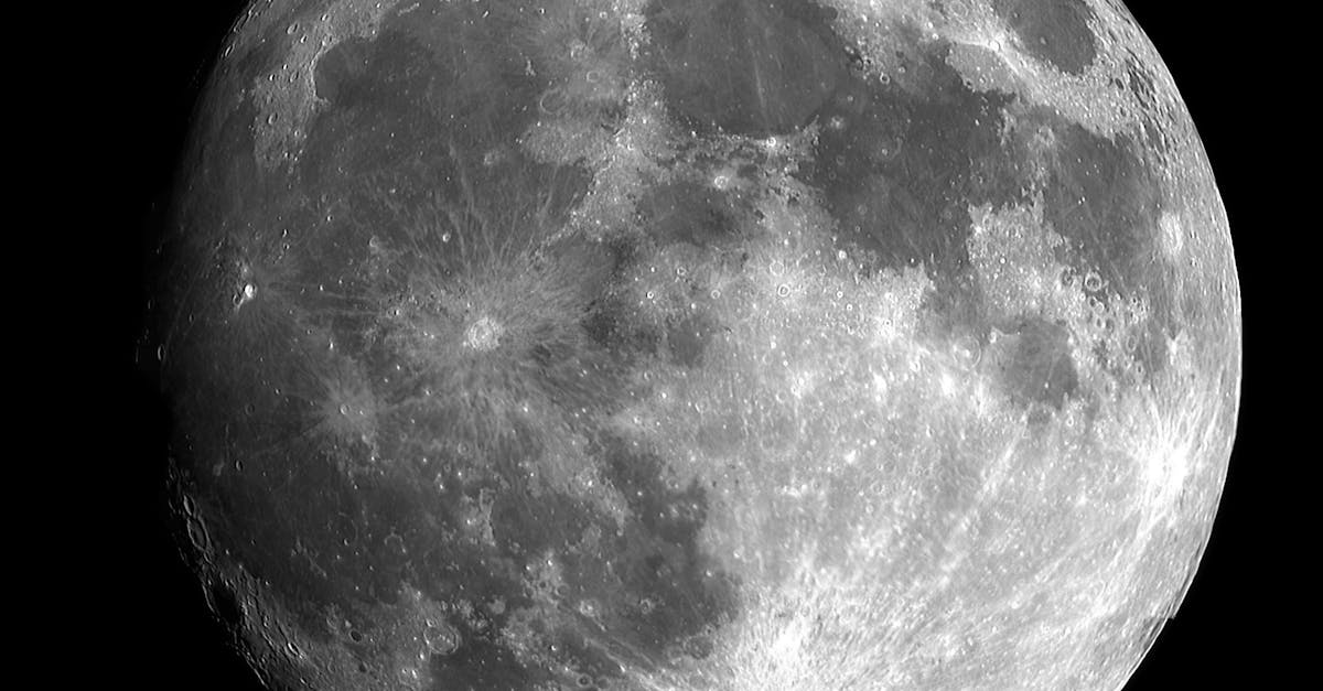 découvrez la magie de la pleine lune : un phénomène astral fascinant qui illumine notre ciel nocturne, symbolise la renaissance et inspire des rituels anciens. plongez dans l'univers mystérieux de la lune et ses effets sur la nature et l'âme.