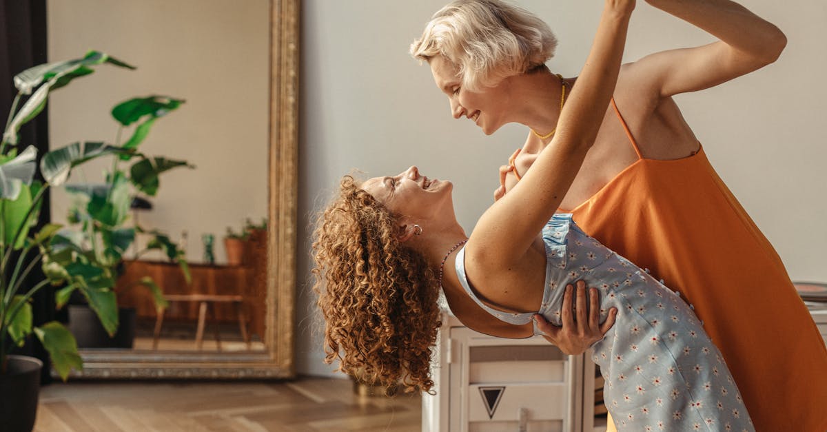 découvrez notre sélection de films lesbiens captivants, mettant en avant des histoires d'amour authentiques et des parcours inspirants. plongez dans des récits qui célèbrent la diversité et l'émotion, à travers des productions allant des drames poignants aux comédies romantiques.