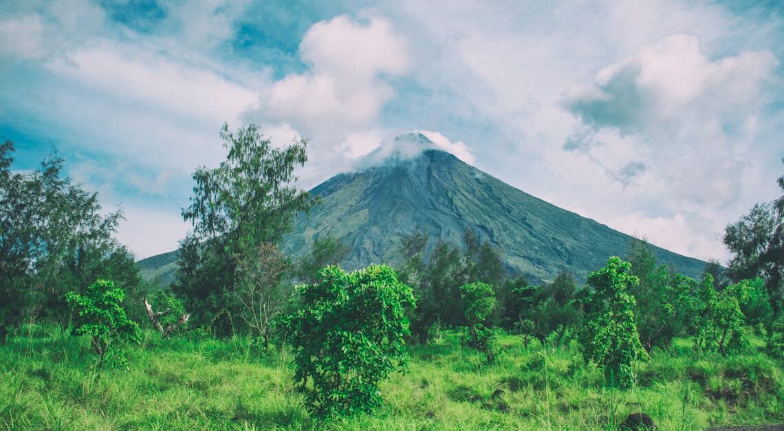 Comment fonctionne un volcan : mécanismes et impacts sur l’environnement