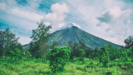 Comment fonctionne un volcan : mécanismes et impacts sur l’environnement