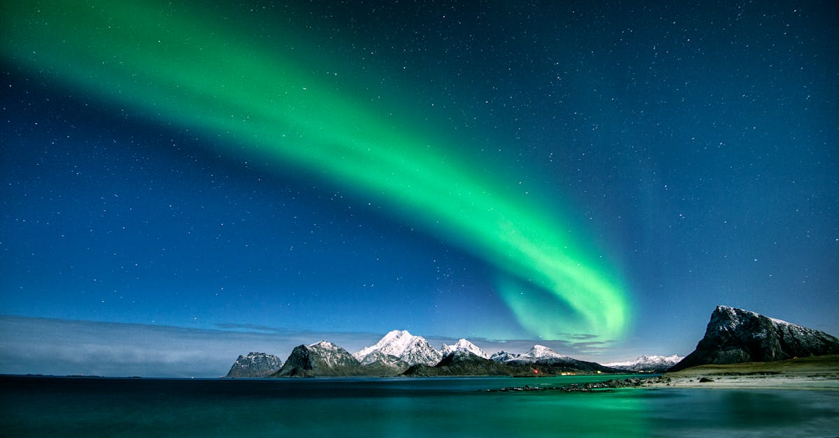 découvrez les aurores, ces phénomènes lumineux fascinants qui illuminent le ciel nocturne avec des couleurs vives et enchantent les observateurs. plongez dans l'univers des aurores boréales et australes et apprenez comment ces merveilles naturelles se forment.