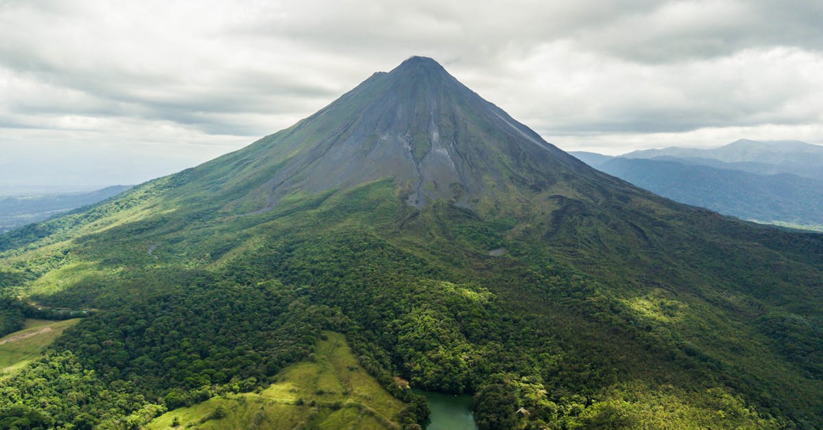 découvrez la puissance et la beauté des volcans à travers le monde. explorez leur formation, les éruptions emblématiques et l'impact sur notre planète. plongez dans l'univers fascinant des volcans et apprenez comment ils façonnent notre environnement.