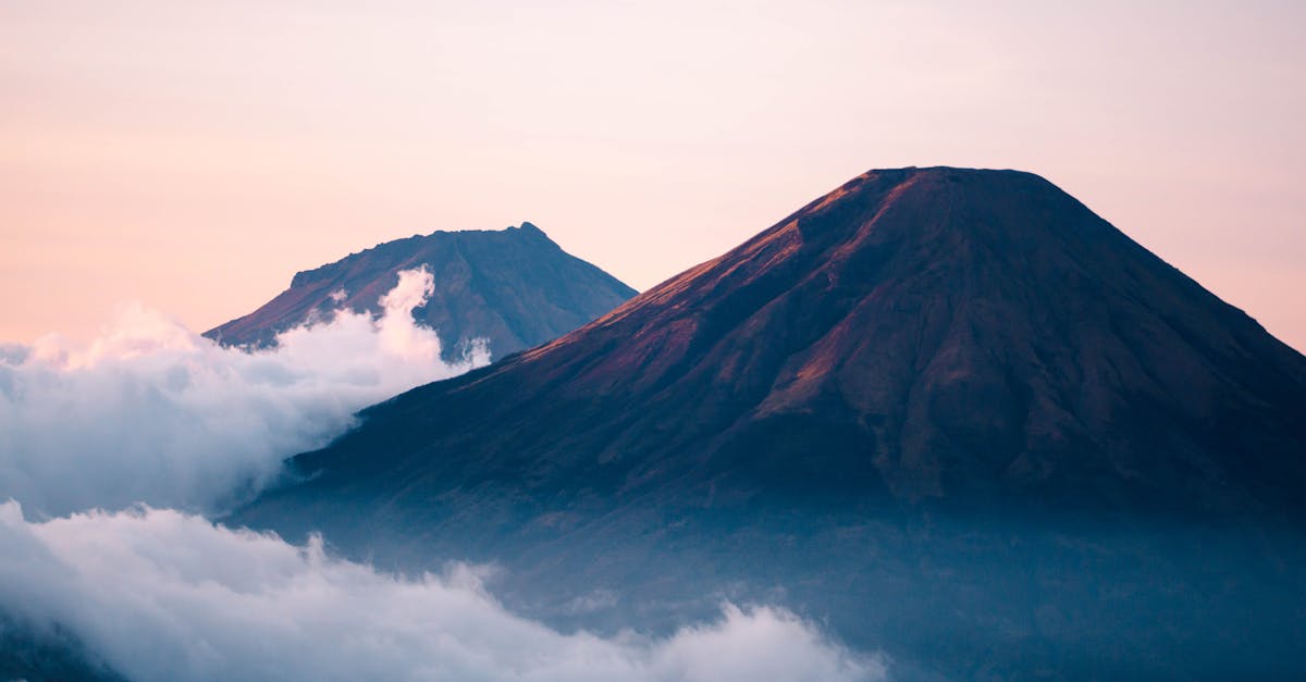 découvrez la puissance fascinante des volcans, des formations majestueuses qui sculptent notre planète. apprenez-en plus sur leur formation, leur activité, et les paysages époustouflants qu'ils créent. plongez dans l'univers volcanique et explorez les destinations incontournables pour admirer ces merveilles naturelles.