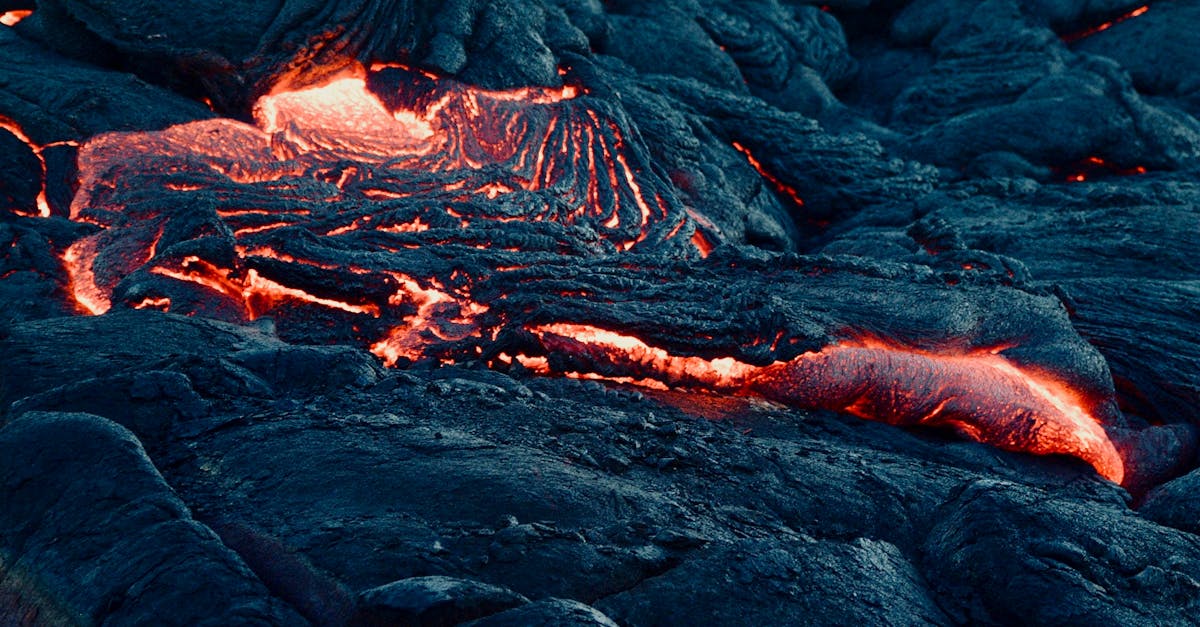 découvrez l'univers fascinant des volcans : formations impressionnantes, éruptions spectaculaires et impact sur notre planète. explorez les merveilles de la géologie et la beauté des paysages volcaniques.